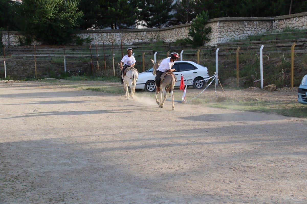 Akşehir'de en hızlı ve en güzel gözlü eşek yarışları yapıldı