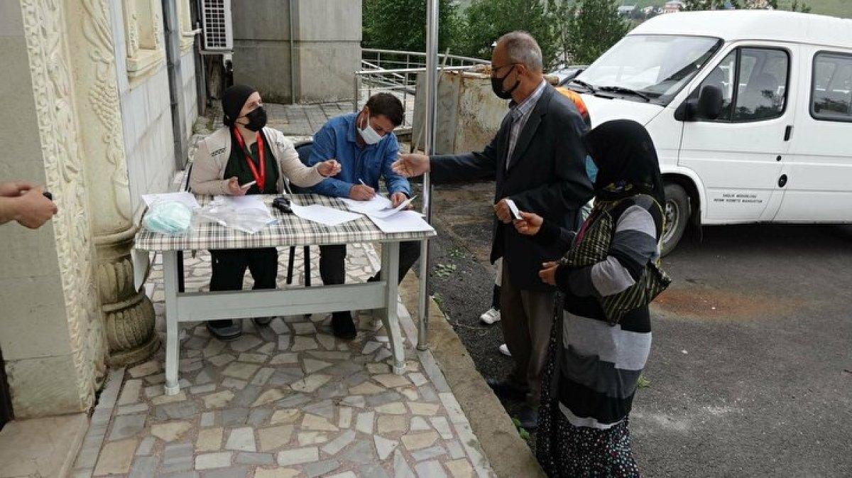 Karadeniz'de aşı mesaisi: Sağlık çalışanları 1800 metreye çıktı