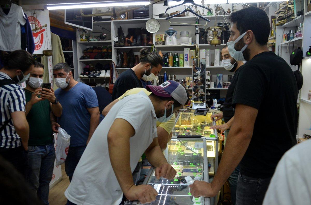 Avcılar’da havalimanında unutulan eşyaların satışında sıra caddeye taştı