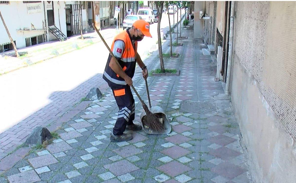 Zeytinburnu’nda temizlik işçisi, kaldırımda bulduğu parayı sahibine ulaştırdı