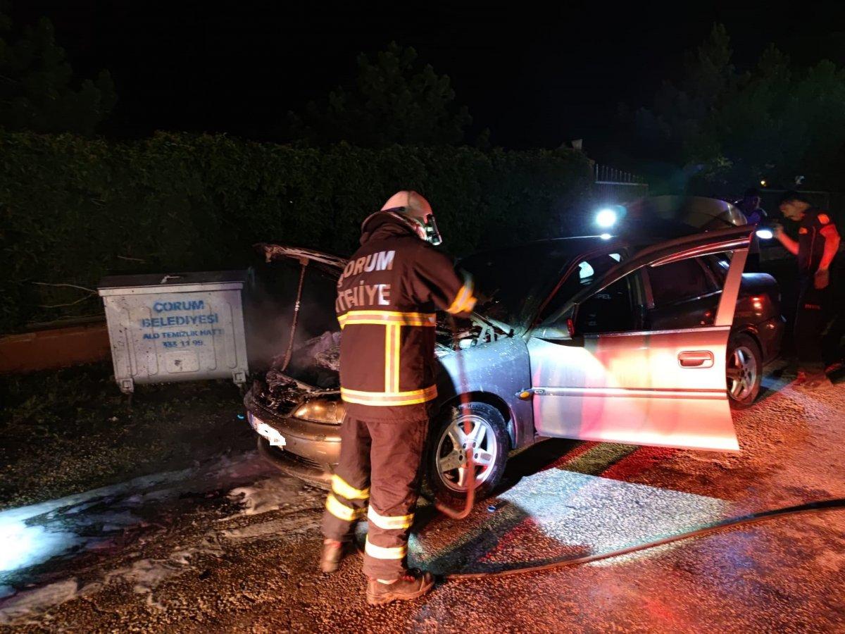 Çorum’da park halindeki otomobil alev alev yandı
