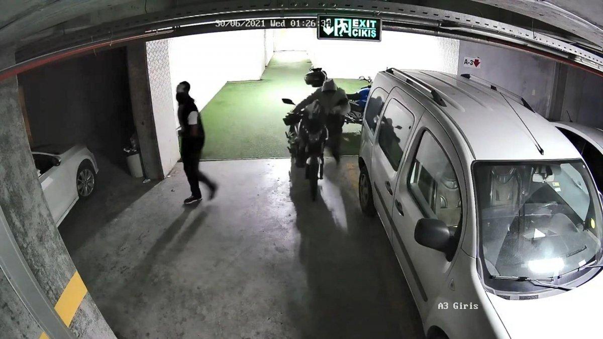 Esenyurt’ta motosiklet çalan hırsızlar, güvenlik kamerasına el hareketi yaptı
