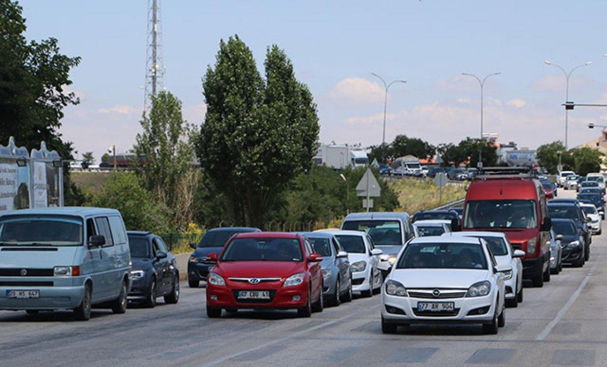 Afyonkarahisar - Antalya yolunda araç kuyruğu