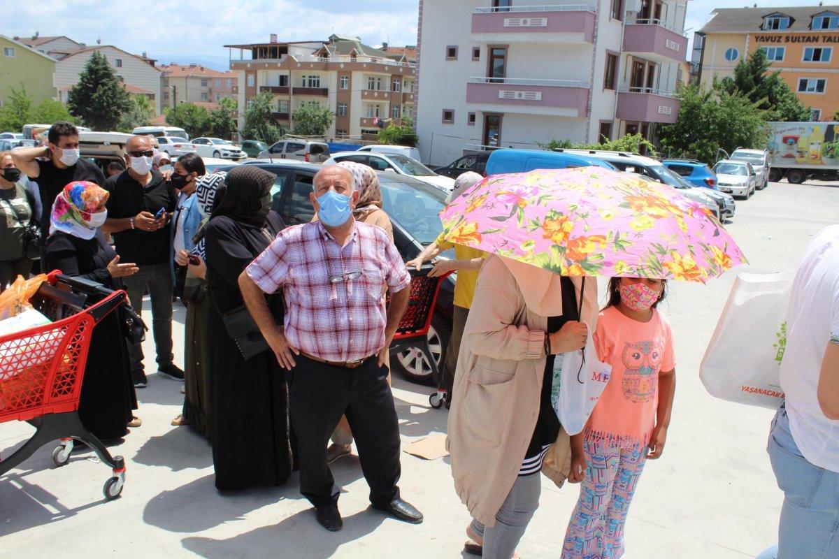 Kocaeli’de market alışverişinde indirimli ürün sırası, koronavirüsü unutturdu