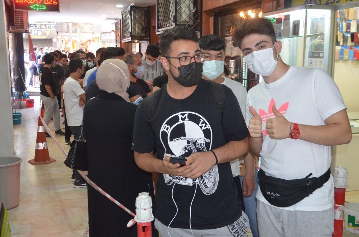 Avcılar’da havalimanında unutulan eşyaların satışında sıra caddeye taştı