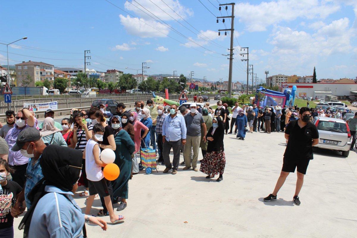 Kocaeli’de market alışverişinde indirimli ürün sırası, koronavirüsü unutturdu
