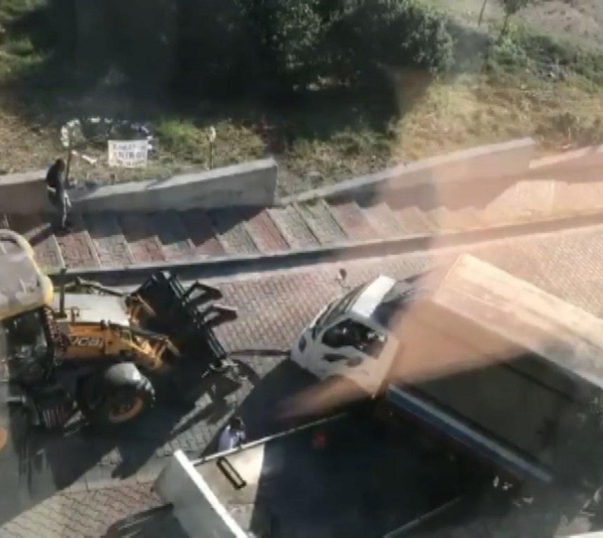 Kağıthane’de, yokuşta kayan kamyonet devrildi