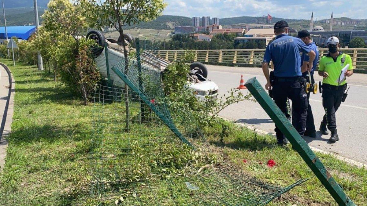 Karabük'te yoldan çıkan otomobil refüje çarptıktan sonra devrildi