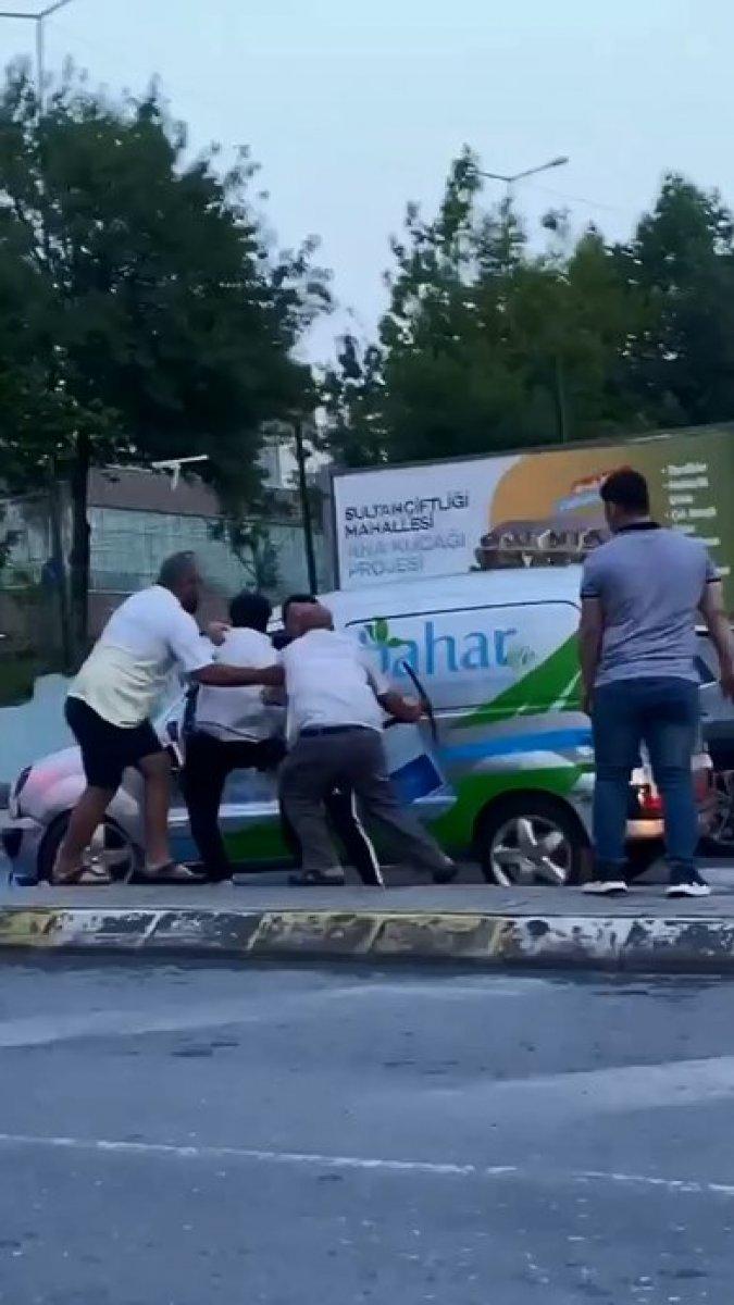 Sultangazi'de yol verme kavgası: Kazma ile saldırdı