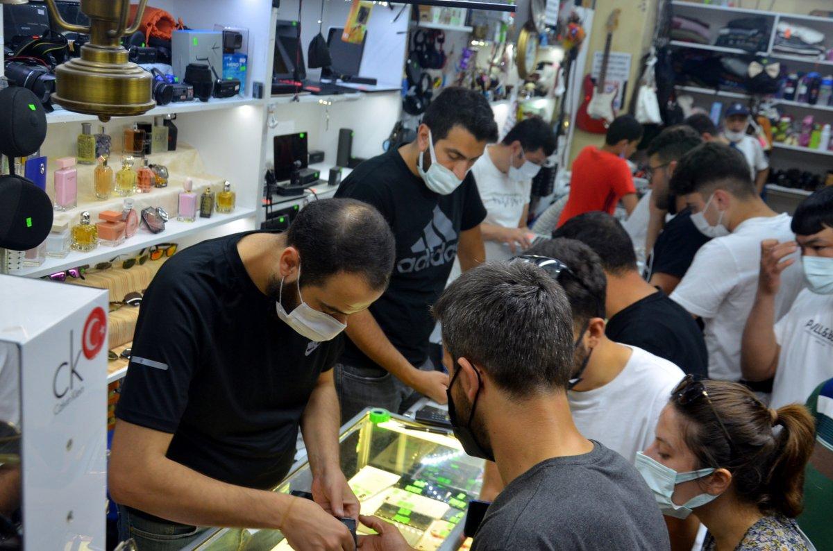 Avcılar’da havalimanında unutulan eşyaların satışında sıra caddeye taştı