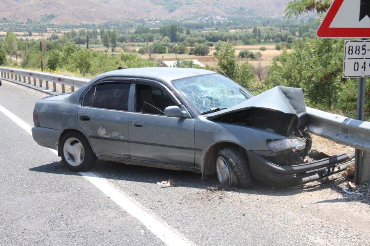 Elazığ'da otomobilin bariyerlere saplandığı kazada 5 kişi yaralandı