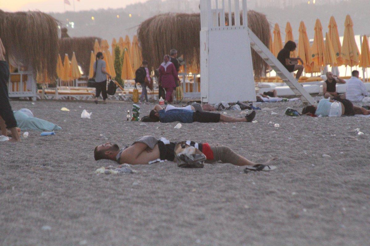 Sıcaklardan bunalanlar Konyaaltı sahilinde sabahlıyor