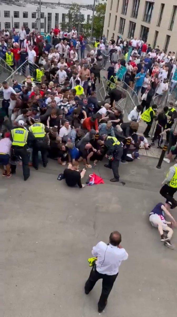 EURO 2020 finali öncesi İngiliz taraftarlar taşkınlık yaptı