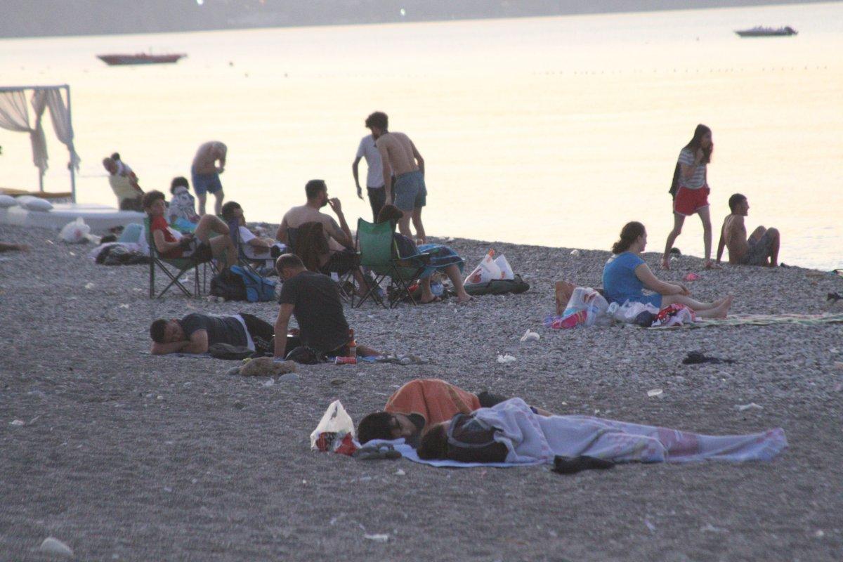 Sıcaklardan bunalanlar Konyaaltı sahilinde sabahlıyor