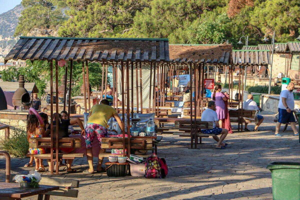 Antalya'da mesire alanı girişinde piknik kuyruğu