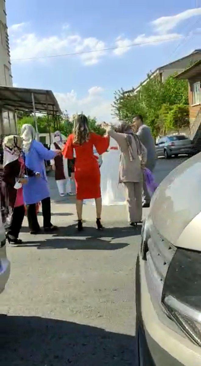 Malatya'da kırmızı ışıkta düğün halayı