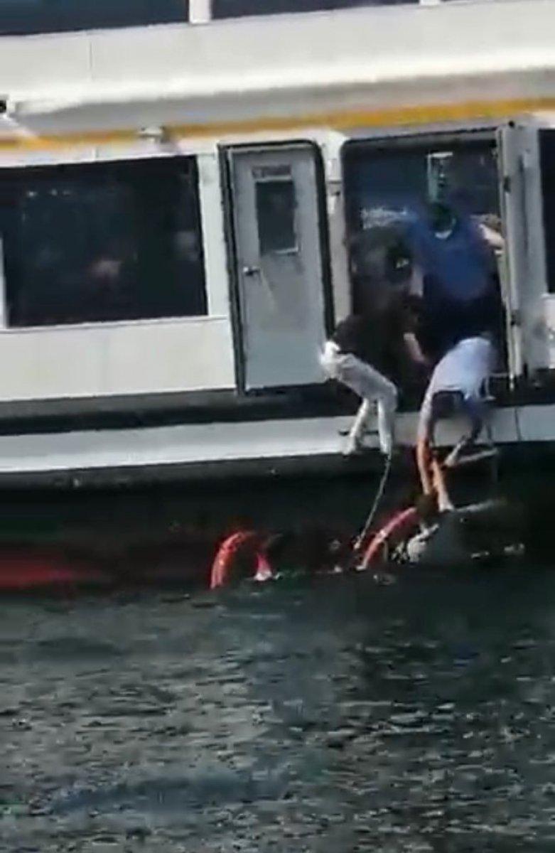 Üsküdar'da vapurdan denize düşen kadını vatandaşlar kurtardı