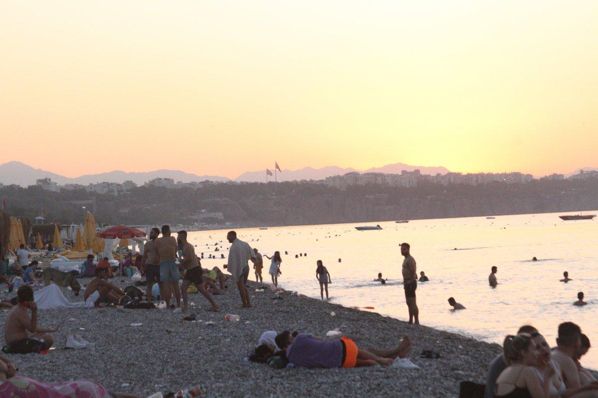 Sıcaklardan bunalanlar Konyaaltı sahilinde sabahlıyor