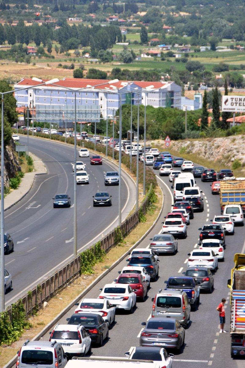 Muğla'ya tatilci akını: 8 kilometrelik araç kuyruğu oluştu