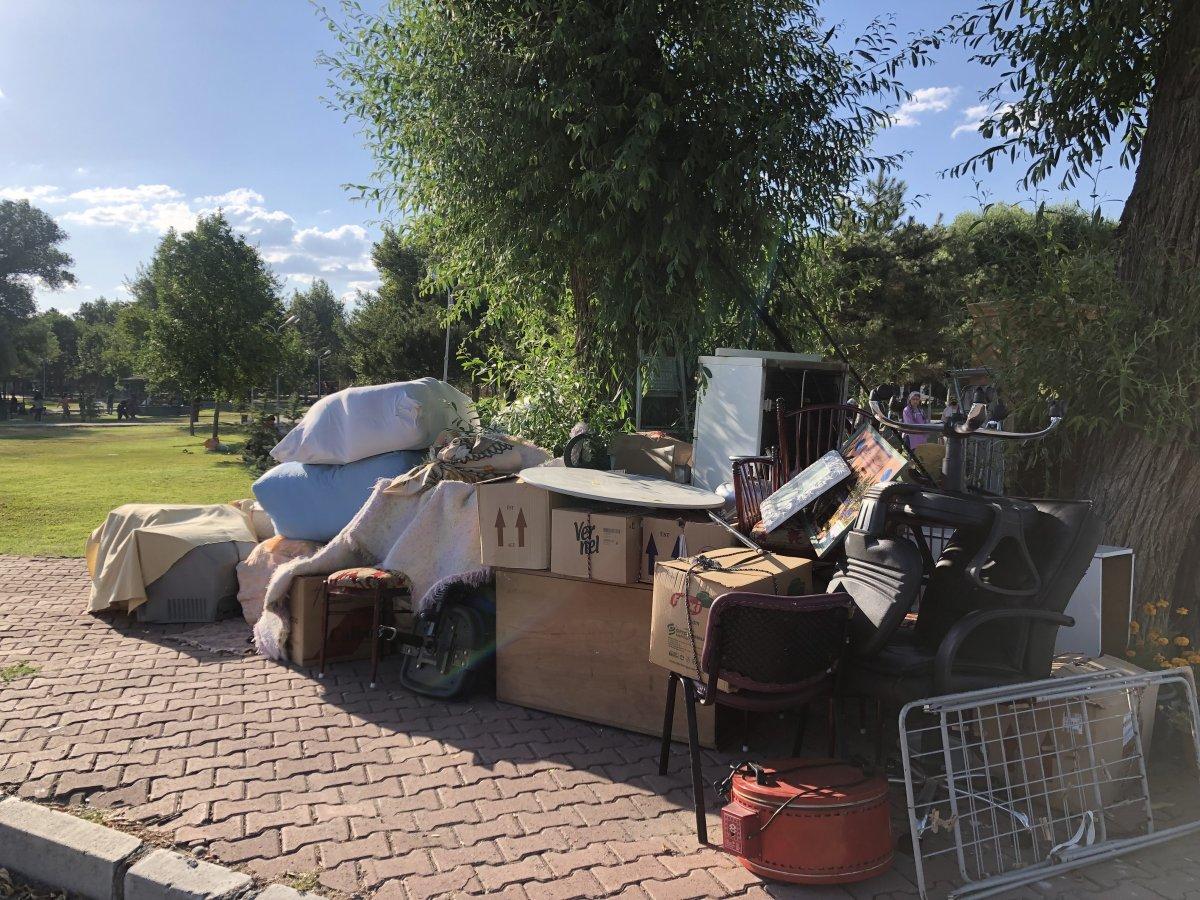 Kayseri'de işsiz olduğu için evinden çıkarılan adam oğluyla birlikte parkta kalıyor