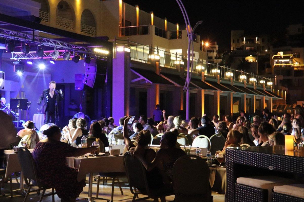 Bodrum'da konser veren Kuşum Aydın, alkışı az bulunca sahneden indi