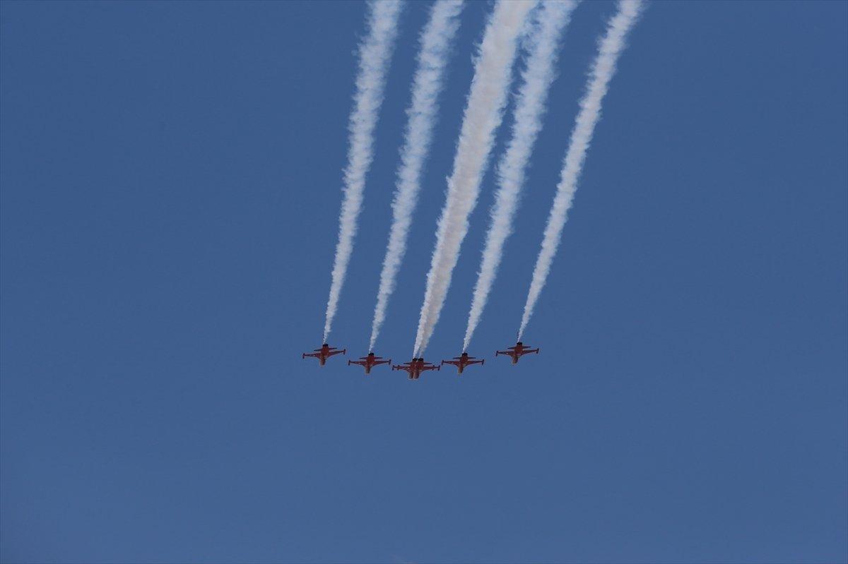 'Türk Yıldızları'ndan Kayseri'de gösteri uçuşu