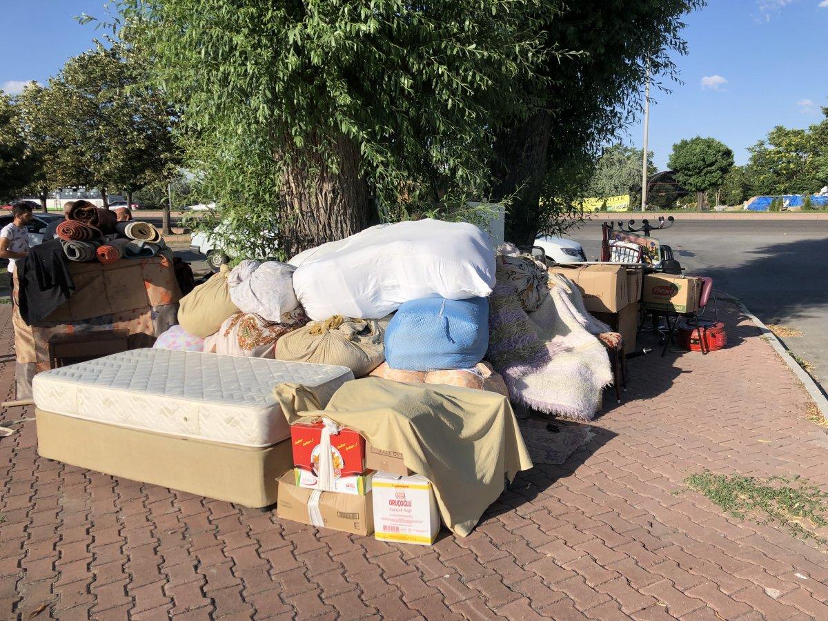 Kayseri'de işsiz olduğu için evinden çıkarılan adam oğluyla birlikte parkta kalıyor