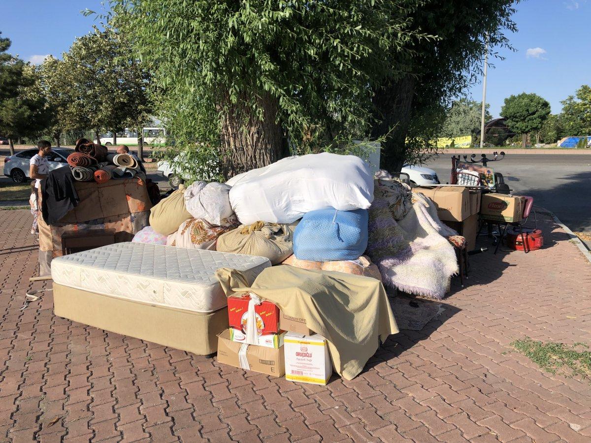 Kayseri'de işsiz olduğu için evinden çıkarılan adam oğluyla birlikte parkta kalıyor