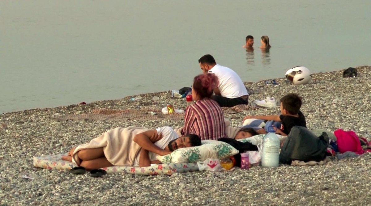 Sıcaklardan bunalanlar Konyaaltı sahilinde sabahlıyor