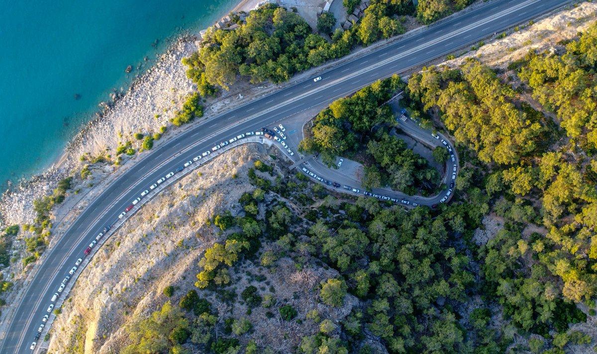 Antalya'da mesire alanı girişinde piknik kuyruğu