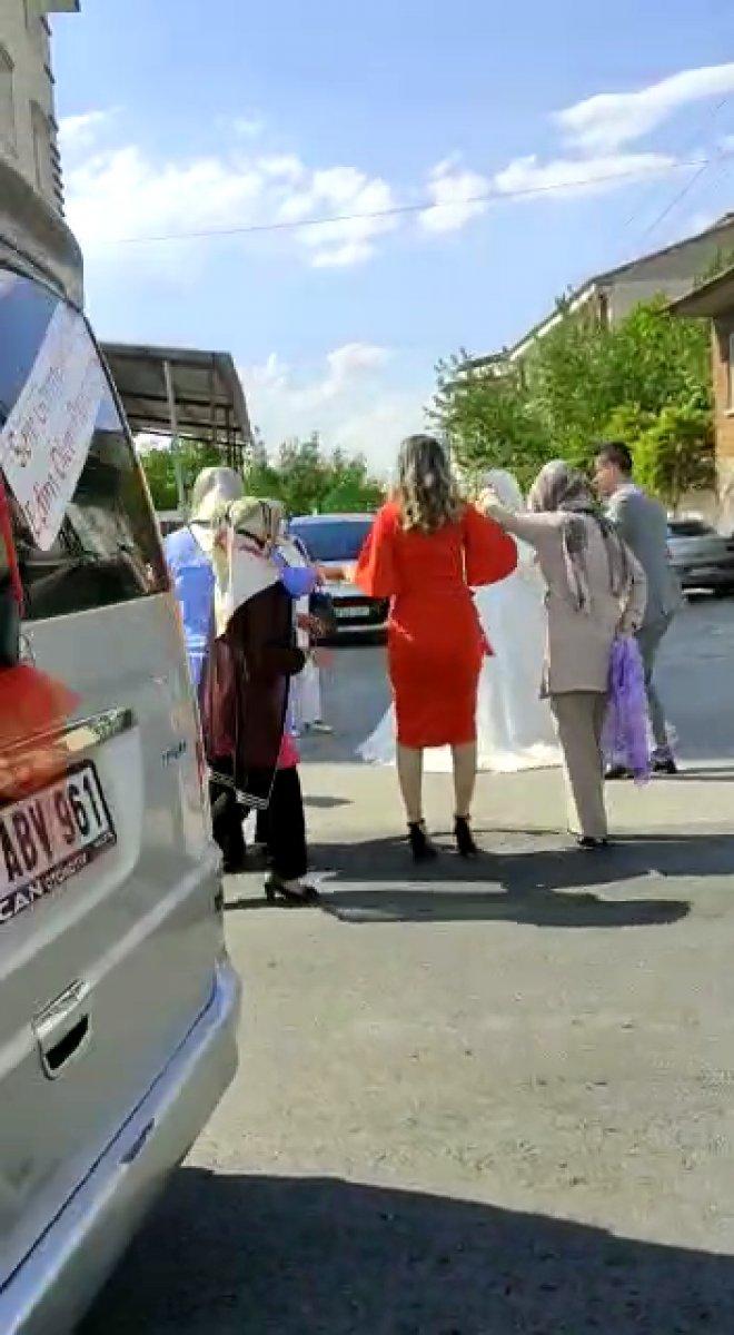 Malatya'da kırmızı ışıkta düğün halayı