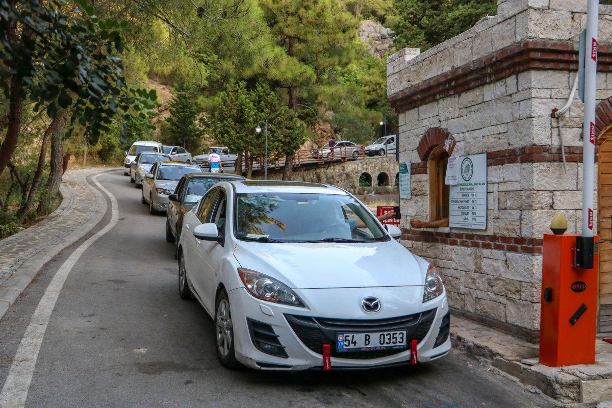 Antalya'da mesire alanı girişinde piknik kuyruğu