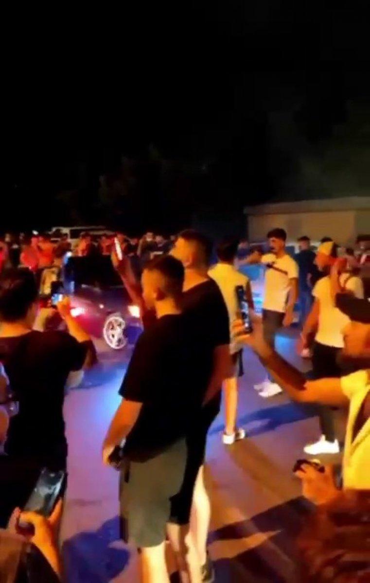 Beylikdüzü'nde yol ortasında eğlence