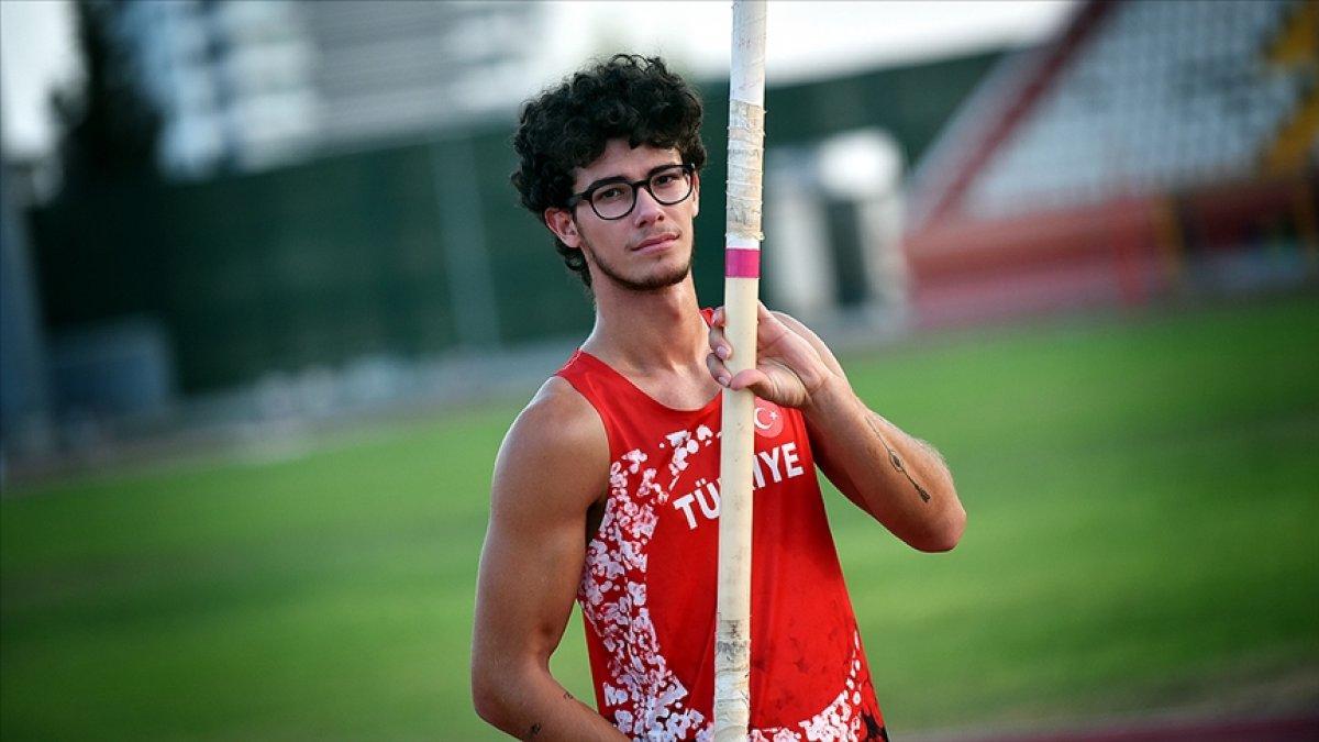 Ersu Şaşma sırıkla atlamada Avrupa üçüncüsü