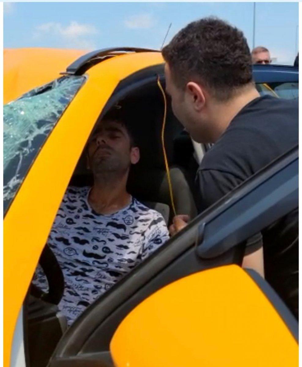 Arnavutköy'de taksi tırın altına girdi