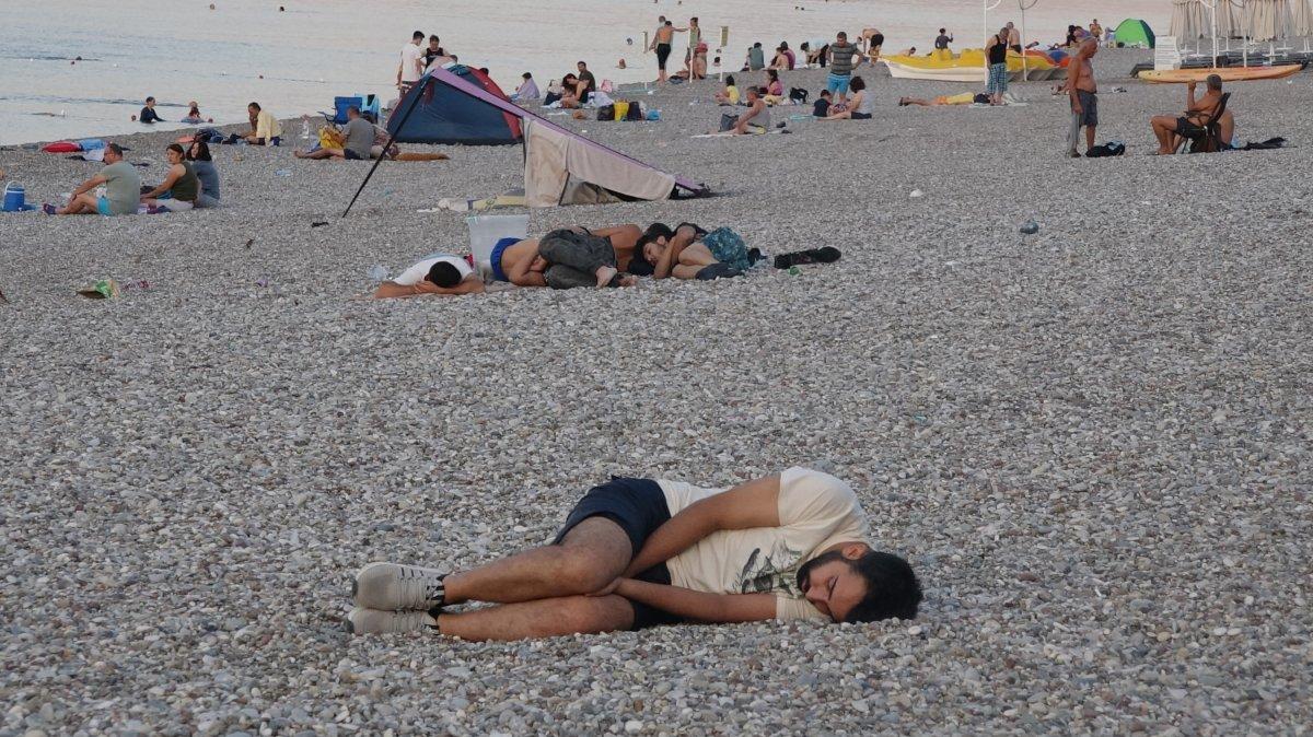 Sıcaklardan bunalanlar Konyaaltı sahilinde sabahlıyor