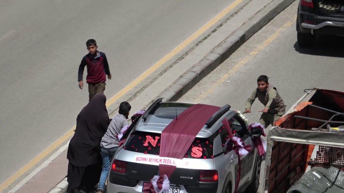 Erzurum'da bahşiş almak için çekyatla yol kestiler