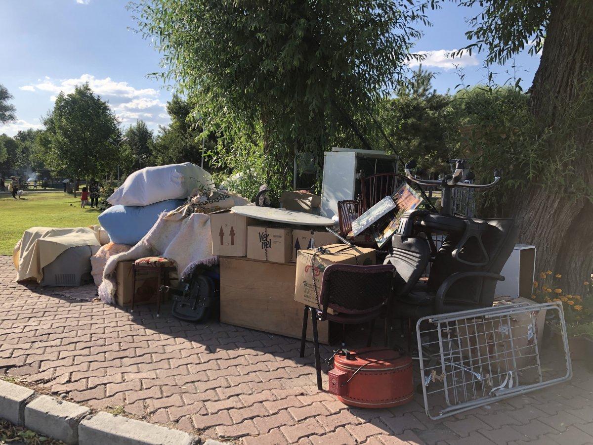 Kayseri'de işsiz olduğu için evinden çıkarılan adam oğluyla birlikte parkta kalıyor