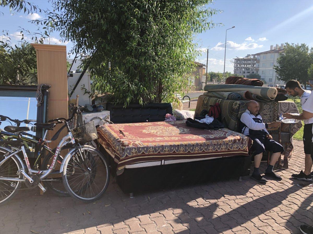 Kayseri'de işsiz olduğu için evinden çıkarılan adam oğluyla birlikte parkta kalıyor