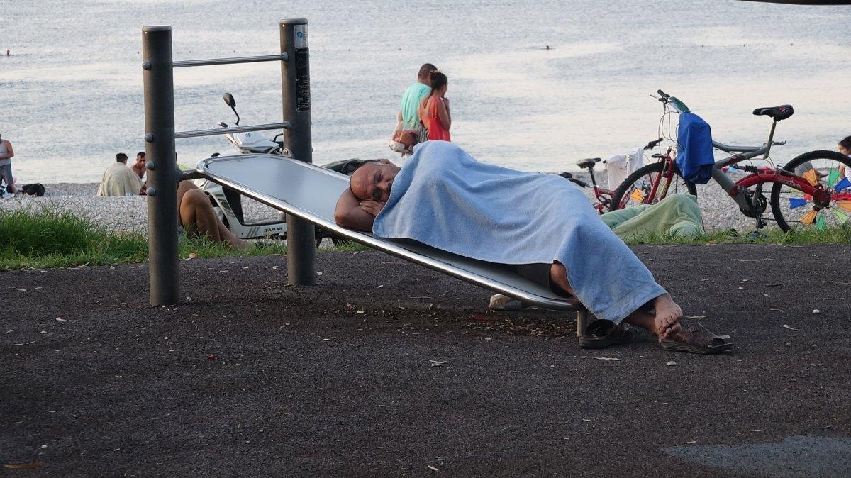 Sıcaklardan bunalanlar Konyaaltı sahilinde sabahlıyor