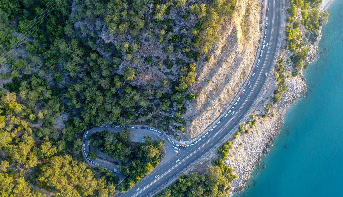 Antalya'da mesire alanı girişinde piknik kuyruğu