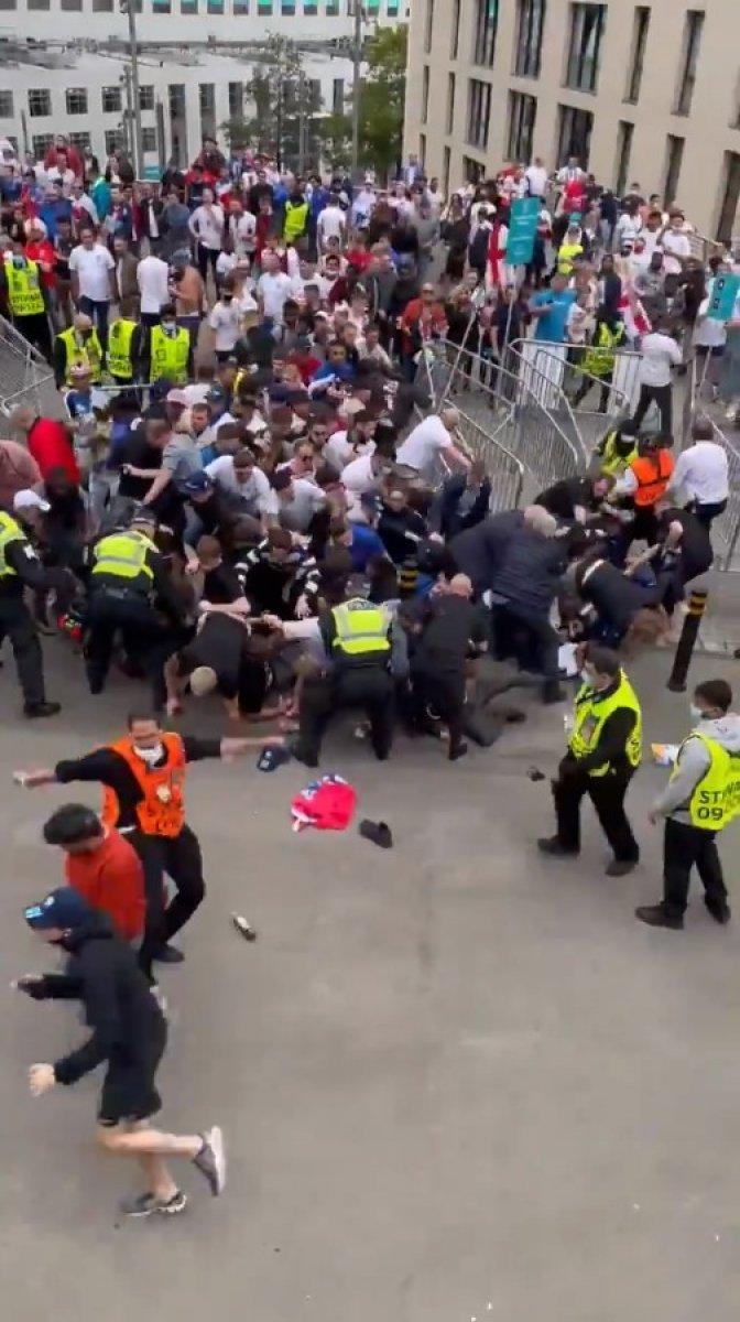 EURO 2020 finali öncesi İngiliz taraftarlar taşkınlık yaptı