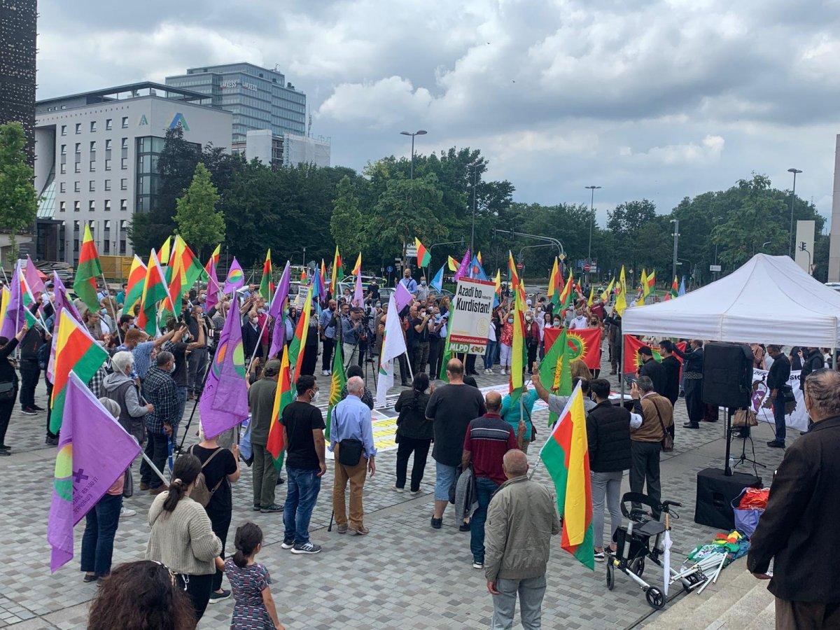 Almanya'da PKK destekçileri Alman polisini protesto etti