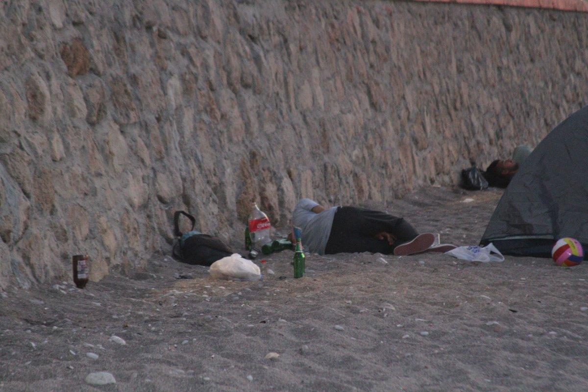 Sıcaklardan bunalanlar Konyaaltı sahilinde sabahlıyor