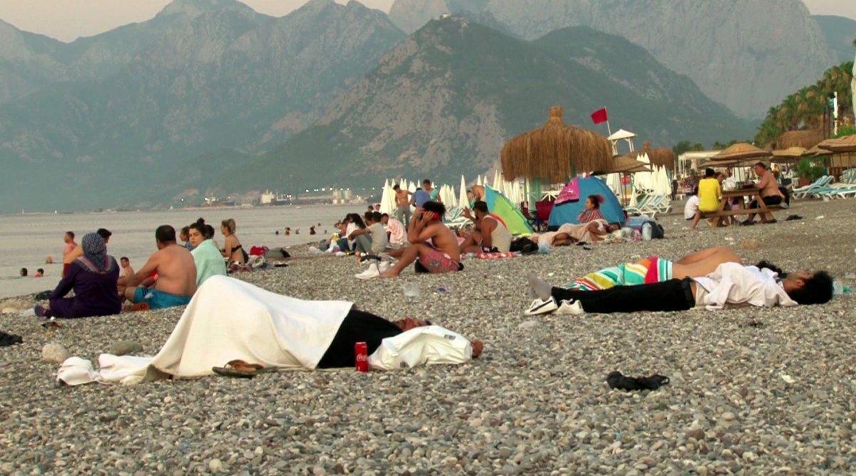 Sıcaklardan bunalanlar Konyaaltı sahilinde sabahlıyor