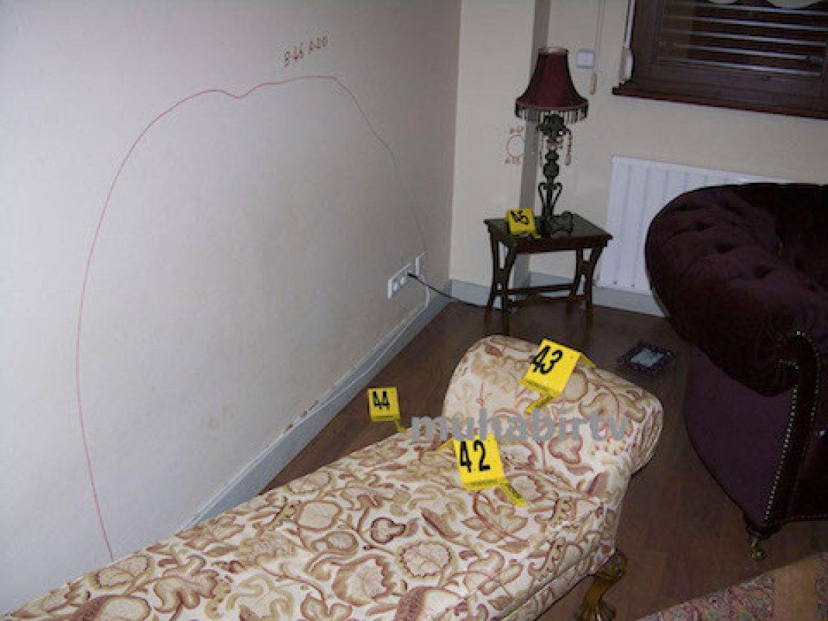 Cem Garipoğlu'nun ailesi, Münevver Karabulut'un kanının olduğu koltukta poz verdi