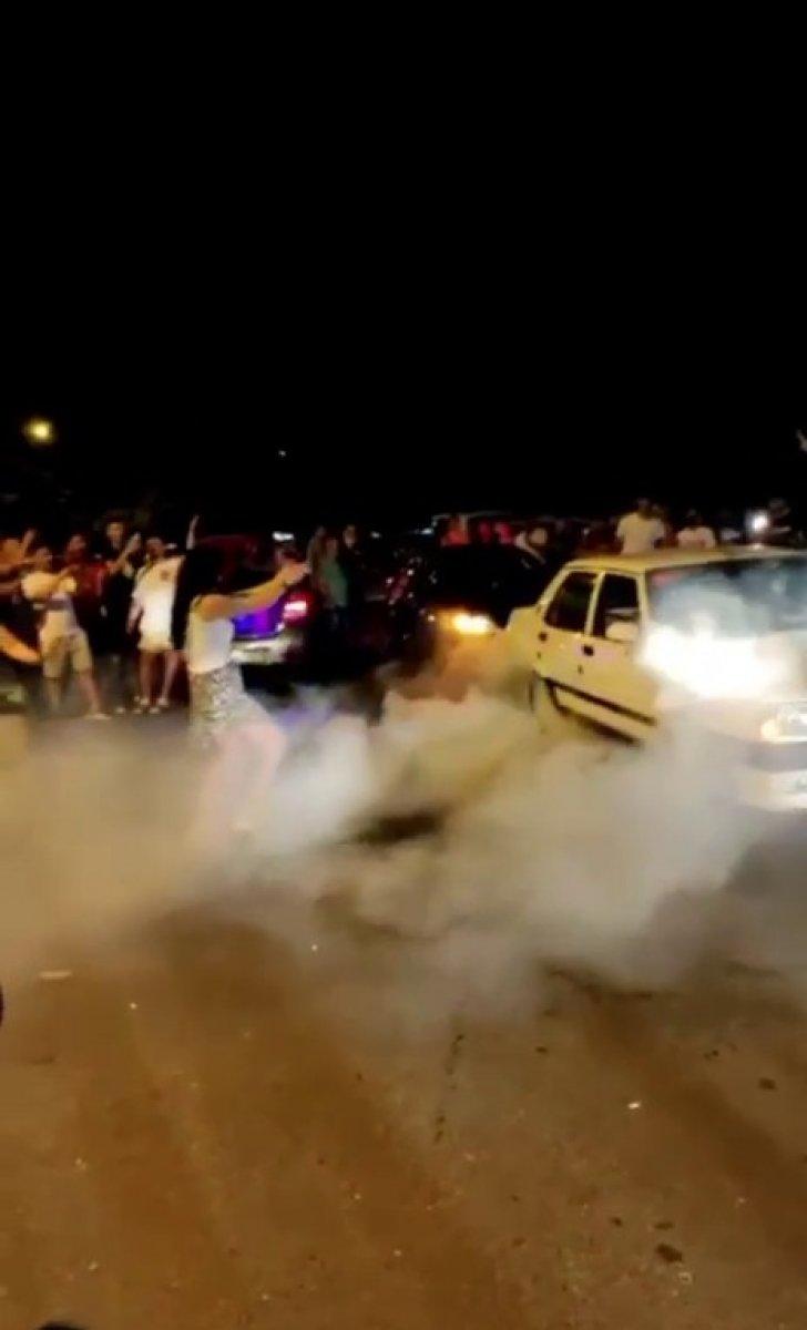 Beylikdüzü'nde yol ortasında eğlence