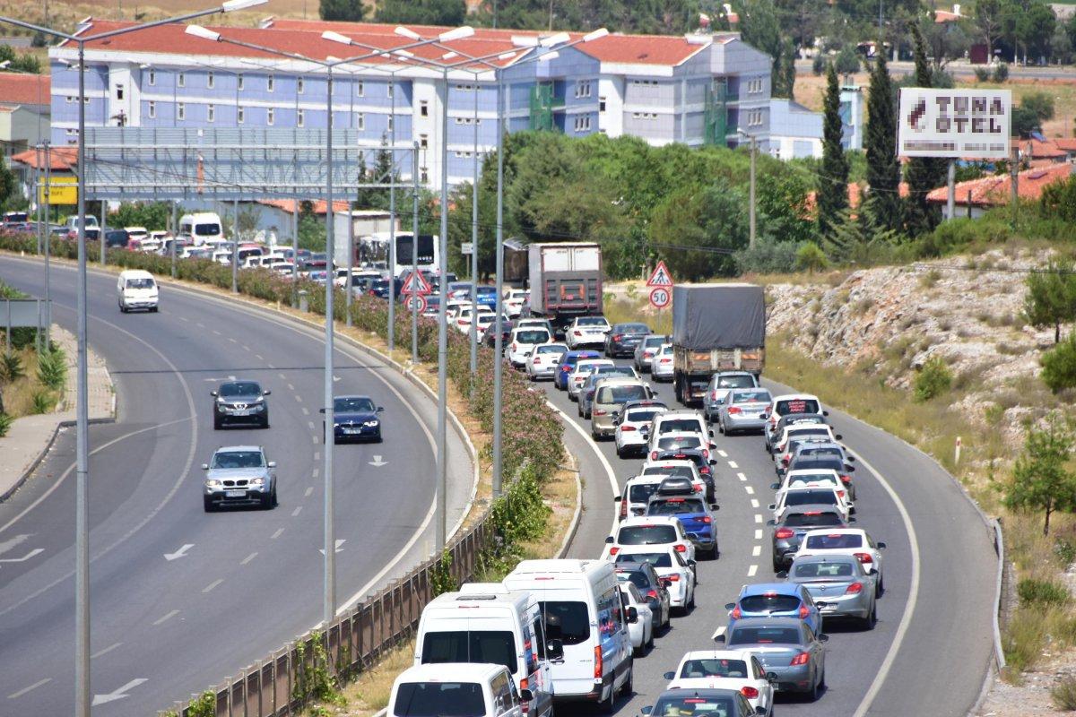 Muğla'ya tatilci akını: 8 kilometrelik araç kuyruğu oluştu