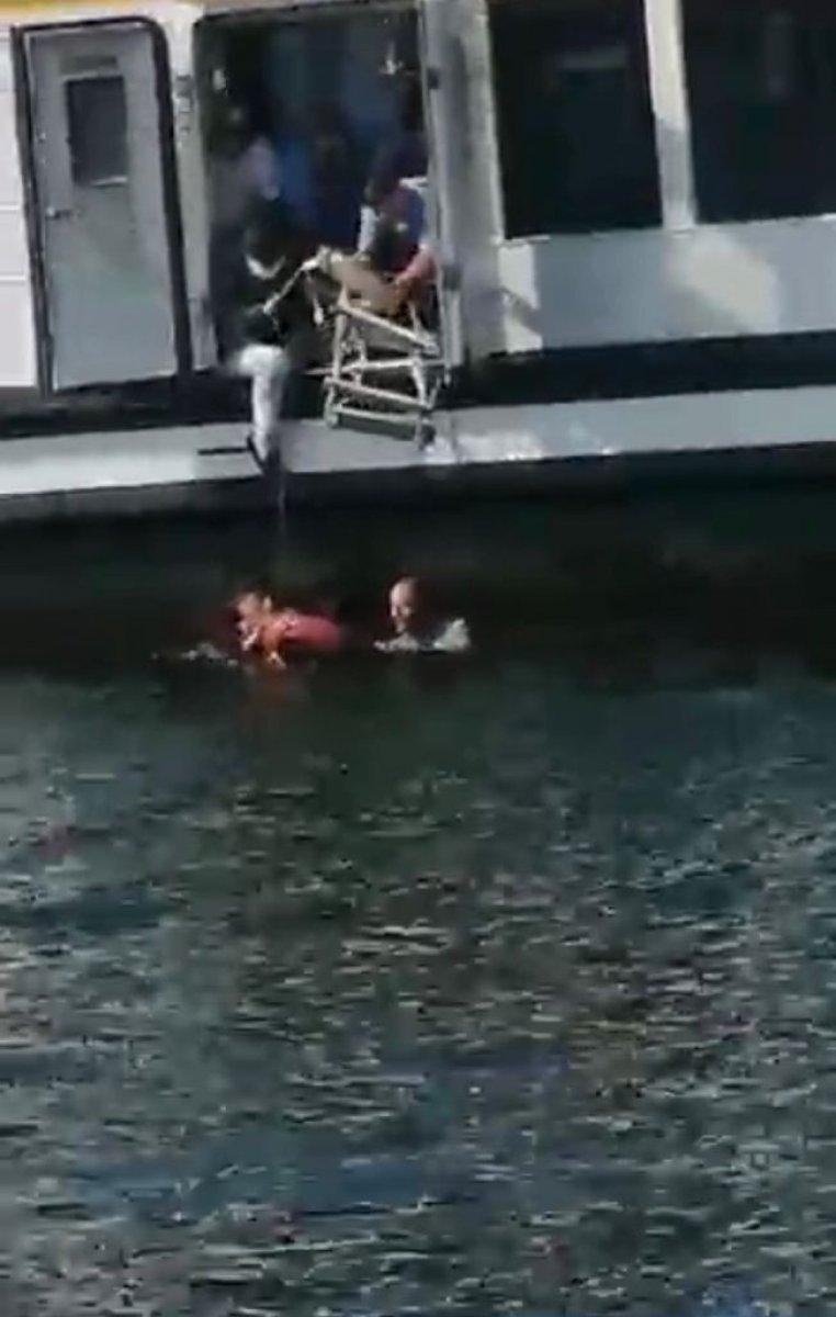 Üsküdar'da vapurdan denize düşen kadını vatandaşlar kurtardı