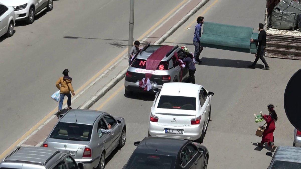 Erzurum'da bahşiş almak için çekyatla yol kestiler